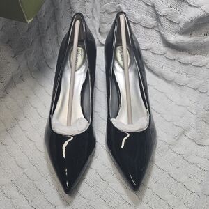 Trotters Glossy Black 9N Patent leather Kitten Heels